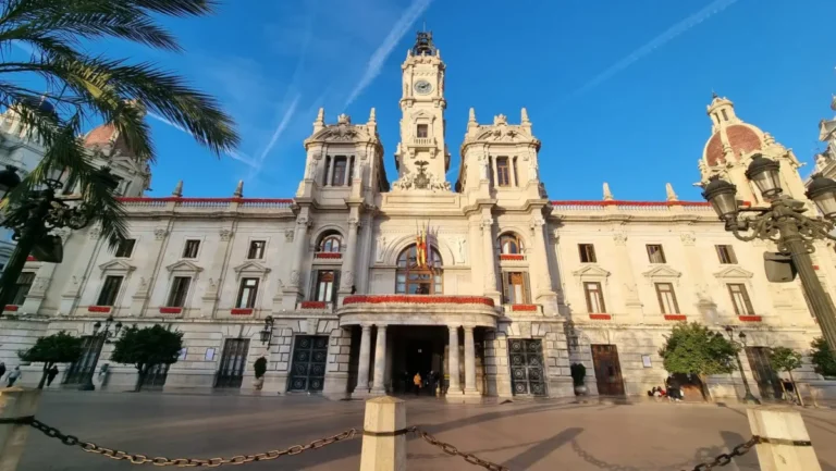 València muestra la fachada del Ayuntamiento bajo un cielo azul