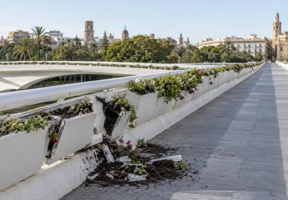 Recreación digital del Pont de les Flors de València con jardineras dañadas