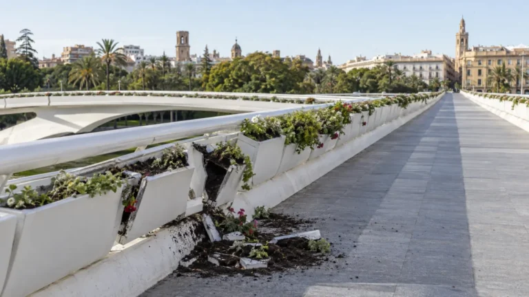Recreación digital del Pont de les Flors de València con jardineras dañadas